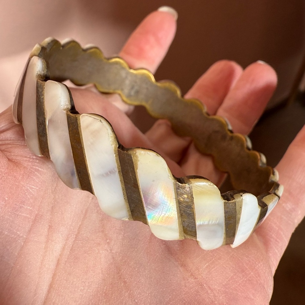 Vintage Mother of pearl brass scalloped art deco wide bangle bracelet - Picture 5 of 17